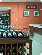 Prateleiras de produtos no showroom da Filial Brasília