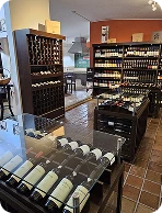 Prateleiras de produtos no showroom da Filial Recife