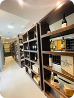 Prateleiras de produtos no showroom da Filial Salvador