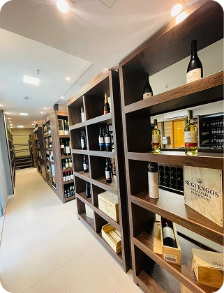 Prateleiras de produtos no showroom